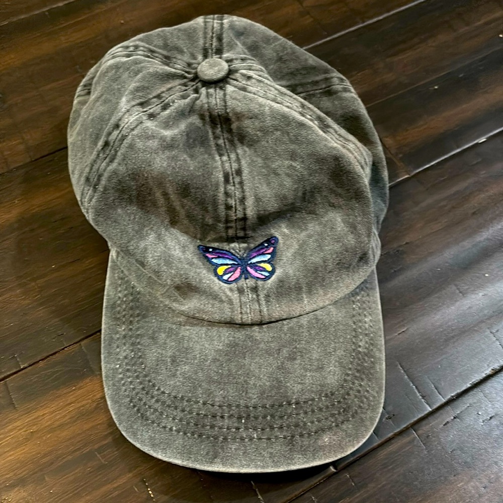 A grey butterfly hat 💕